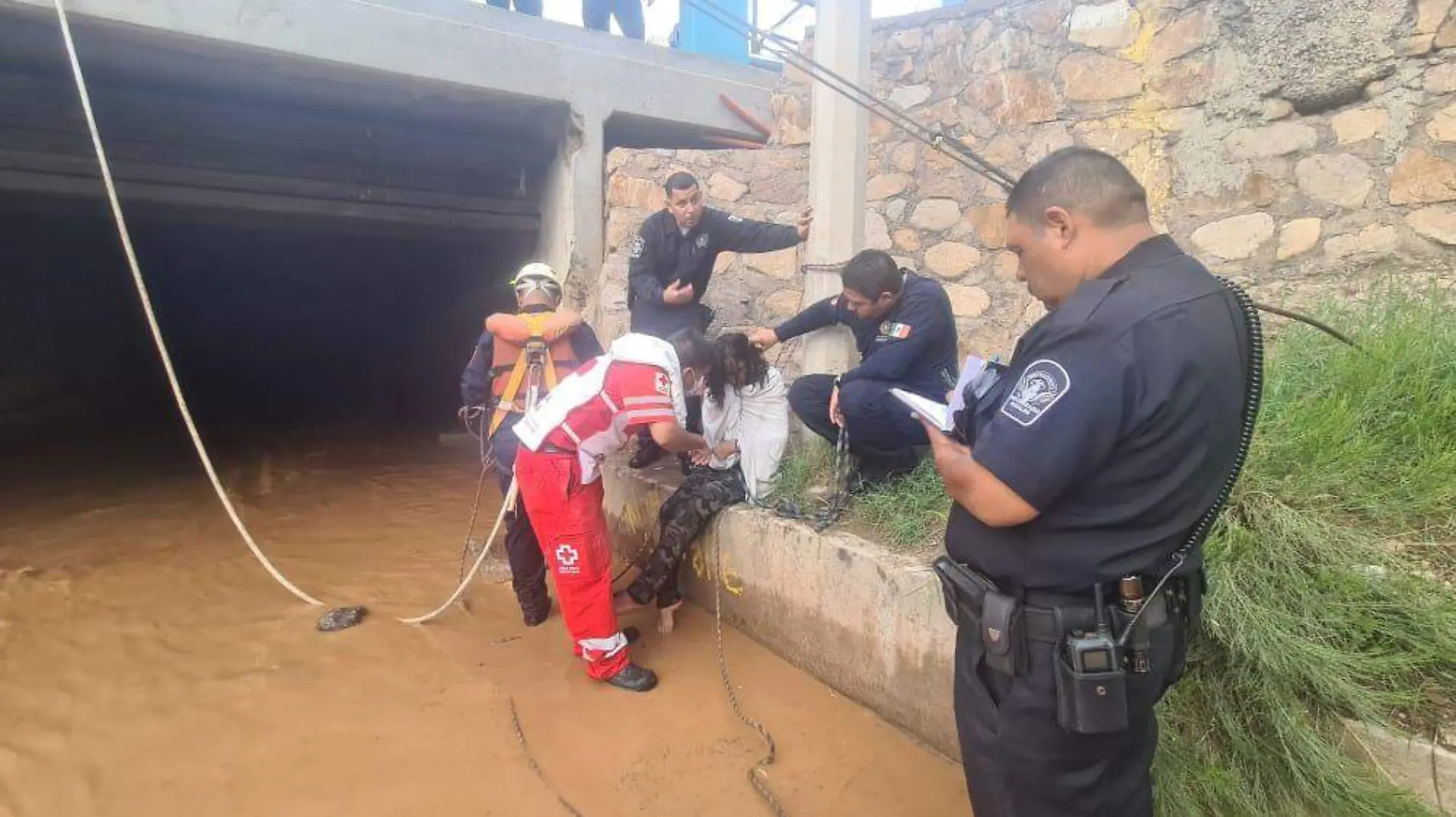 Rescate de personas en arroyo de Nogales